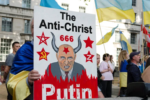 2022年8月3日 抗议者在唐宁街外参加亲乌克兰集会 — 图库照片