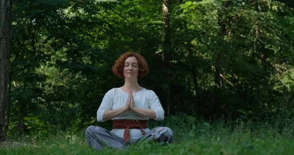 Female Practicing Qigong Meditation Summer Park Forest — стоковое фото