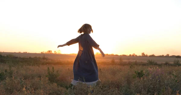 Young Redhead Woman Beautiful Boho Dress Relaxing Field Foggy Sunset — Stock Photo, Image