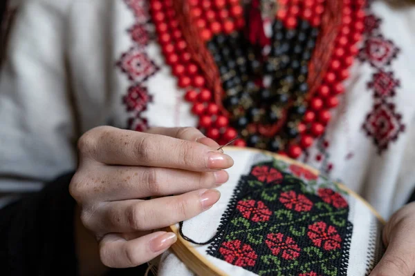 Girl Embroiders Traditional Ukrainian Vyshyvanka Pattern lizenzfreie Stockfotos