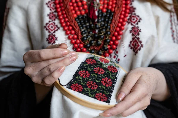 Girl Embroiders Traditional Ukrainian Vyshyvanka Pattern 로열티 프리 스톡 이미지