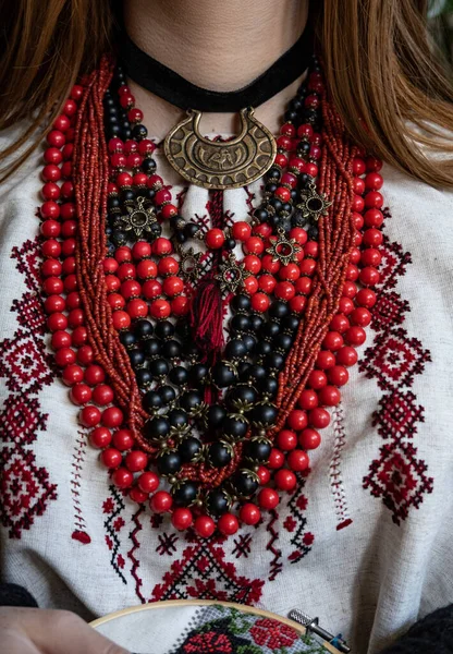 Girl Embroiders Traditional Ukrainian Vyshyvanka Pattern 스톡 이미지