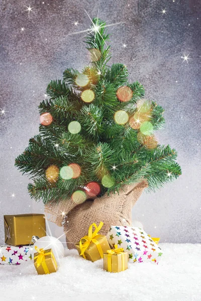 Pequena árvore de Natal decorativa — Fotografia de Stock