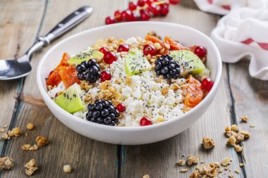 Tahıllı süzme peynir, böğürtlen