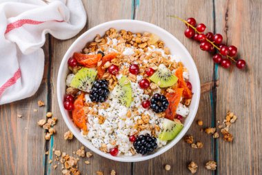 Tahıllı süzme peynir, böğürtlen