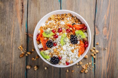 Tahıllı süzme peynir, böğürtlen