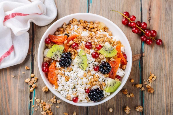 Tahıllı süzme peynir, böğürtlen