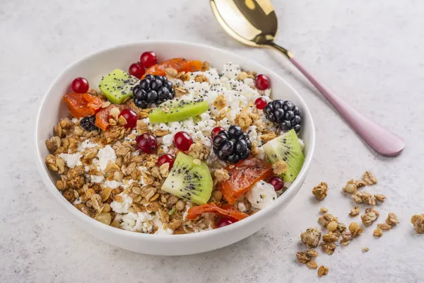 Queso de cabaña con granola, bayas —  Fotos de Stock