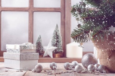 Noel eşyalarıyla pencere pervazı