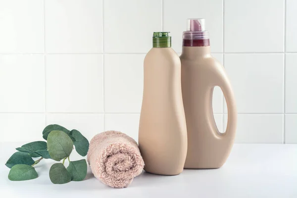 Botella de detergente y toallas limpias —  Fotos de Stock