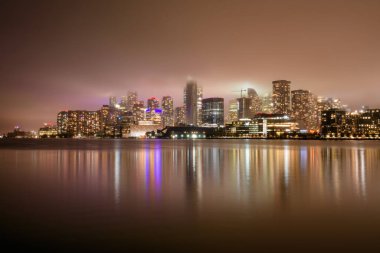 Toronto 'nun gece manzarası sonbaharda sisle örtülmüş.