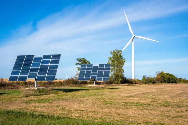 Celle Solari Una Turbina Eolica Campo Sotto Cielo Blu Autunno — Foto Stock