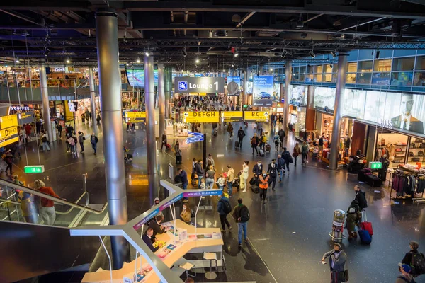 Schiphol Airport Netherlands October 2021 Crowed Departure Hall Lined Shops — Stock Photo, Image