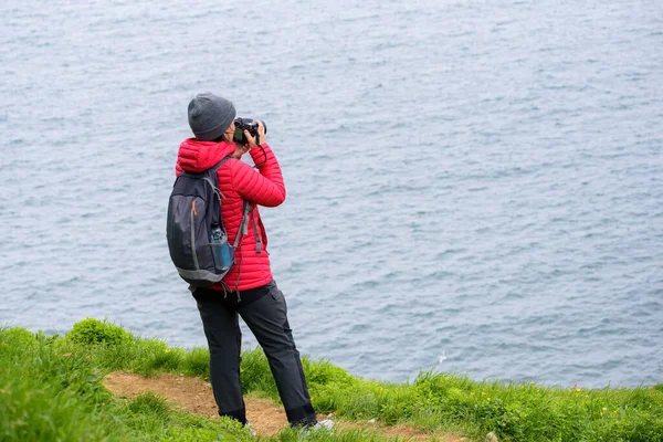 Женщина Фотограф Фотографирует Береговой Тропы Облачный Летний День Вестман Айлендс — стоковое фото