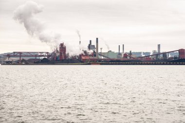 Bulutlu bir sonbahar gününde limana bakan çelik fabrikasının manzarası. Hamilton, On, Kanada.