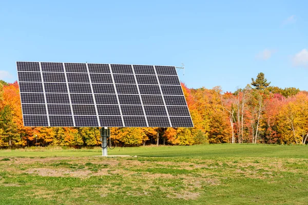 Sledování Solárních Panelů Poli Obklopeném Opadavými Stromy Vrcholu Podzimních Barev — Stock fotografie