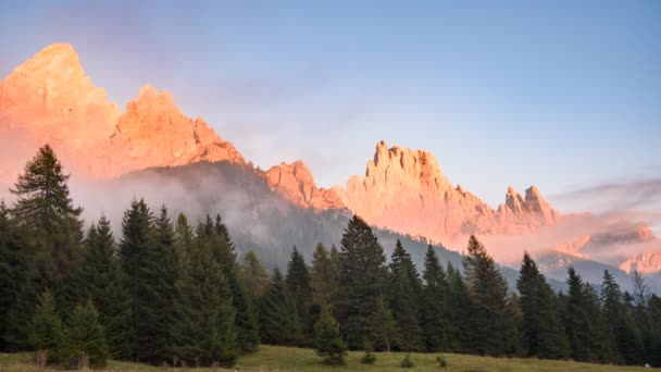 Niebla Arremolinada Que Cubre Majestuosos Picos Rocosos Los Dolomitas Atardecer — Vídeo de stock