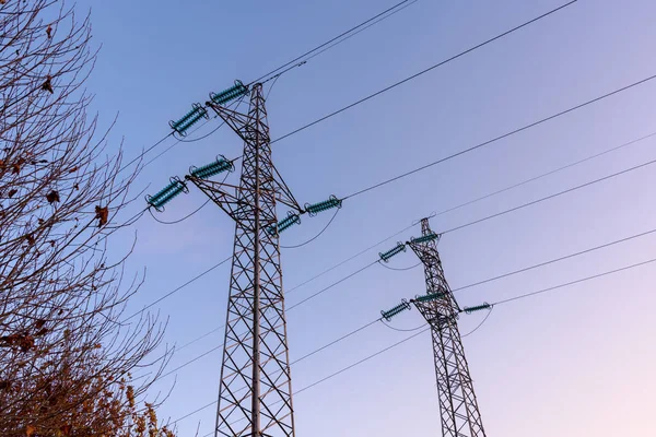 Laag Hoekzicht Van Twee Elektriciteitspylons Tegen Een Heldere Hemel Bij — Stockfoto