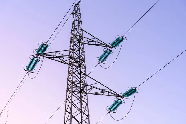 Pylon Elektryczny Podtrzymujący Kable Wysokiego Napięcia Przed Czystym Niebem Zmierzchu — Zdjęcie stockowe