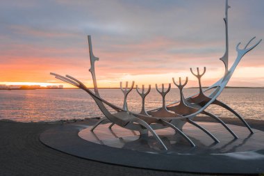 Reykjavik, İzlanda - 9 Temmuz 2020: Geceyarısı ışığı altında Güneş Voyager heykeli