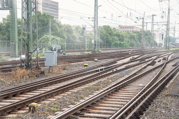 Emelkedett Vasúti Sínek Kapcsolókkal Vasútállomáson Egy Ködös Napon Köln Németország — Stock Fotó
