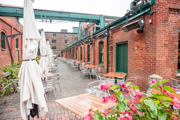 Empty Outodoor Tables Brick Alley Lined Renovated Warehouses Historic Downtown — Stockfoto