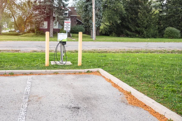 Övergiven Laddstation För Elbilar Parkeringsplats Längs Gata Fort Eire Kanada — Stockfoto