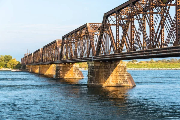 Pusty Zardzewiały Most Kolejowy Przez Rzekę Zachodzie Słońca Rzeka Niagara — Zdjęcie stockowe