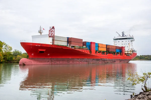 Kapal Kargo Sarat Dengan Kontainer Berwarna Warni Kanal Yang Dapat — Stok Foto