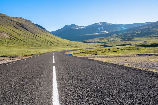 Leere Kurvenreiche Bergstraße Island Einem Klaren Sommertag — Stockfoto