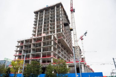 Bulutlu bir sonbahar gününde Kostruction 'daki yüksek katlı konut binası. Toronto, On, Kanada.