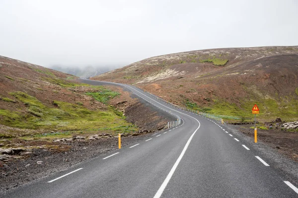 Desierto Camino Sinuoso Subiendo Una Montaña Envuelta Nubes Bajas Islandia — Foto de Stock