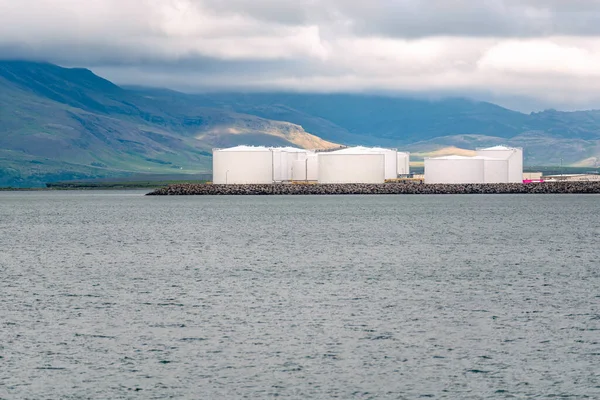 Weiße Treibstofftanks Einem Hafen Einem Bewölkten Sommertag Küstenberge Sind Hintergrund — Stockfoto