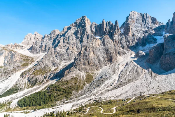 Pic Rocheux Imposant Dans Les Alpes Européennes Par Une Journée — Photo