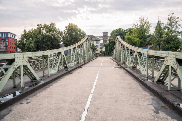 在多云的夏日 钢桥通往住宅区 德国科隆 — 图库照片