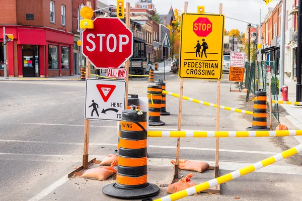 Verkeerskegels Waarschuwingen Zingen Een Bouwplaats Langs Een Met Traditionele Architectuur — Stockfoto