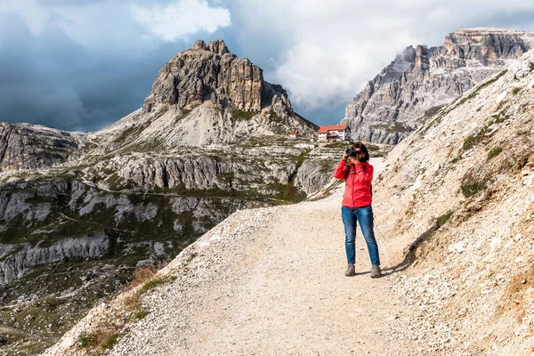 Женщина Турист Фотографирует Высокогорной Альпийской Тропы Надвигаются Грозовые Тучи Горизонте — стоковое фото
