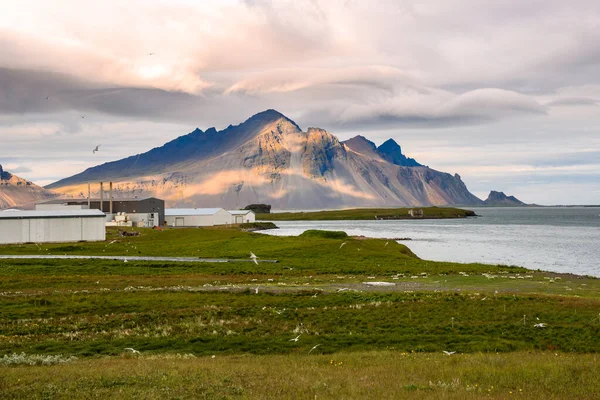 Kustbergen Dramatisk Himmel Vid Solnedgången Industri Och Lagerbyggnader Syns Förgrunden — Stockfoto