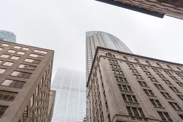 金融区高层写字楼被雾气笼罩的低角景观 加拿大 多伦多 — 图库照片
