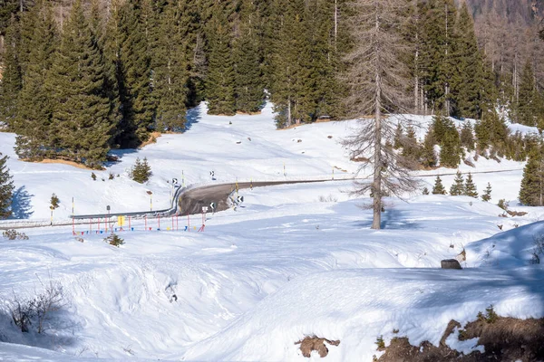 Curva Uma Estrada Passo Montanha Compensada Neve Dia Inverno — Fotografia de Stock