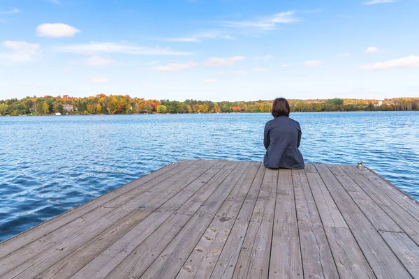 Женщина Сидящая Одна Деревянной Пристани Озере Ясный Осенний День Мбаппе — стоковое фото
