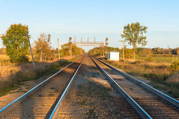 Пустые Железнодорожные Пути Сигналами Через Сельскохозяйственные Поля Сельской Местности Онтарио — стоковое фото