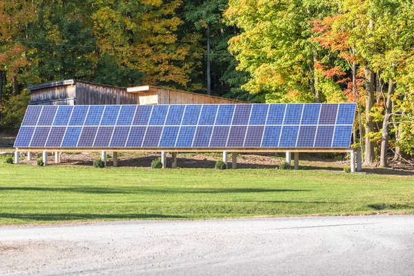 在阳光明媚的秋日 一个房子的后院用太阳能电池板发电 — 图库照片