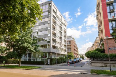Güneşli bir yaz gününde, bir yerleşim yerindeki modern apartmanlar. Frankfurt Main, Almanya.
