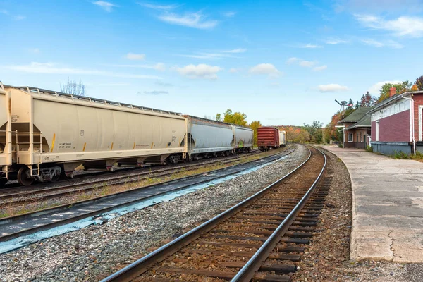 Eisenbahnwaggons Einem Kleinen Bahnhof Einem Klaren Herbsttag Huntsville Kanada — Stockfoto