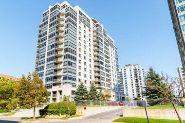 Açık bir sonbahar gününde şehir merkezindeki modern apartman binalarının alçak açılı görüntüsü. Kingston, on, Kanada.