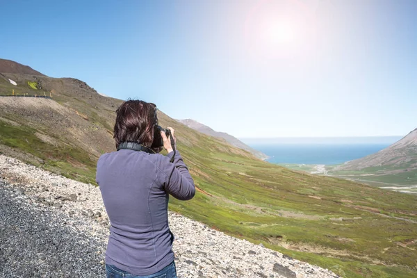 Женщина Фотограф Фотографирует Широкую Зеленую Долину Горного Перевала Солнечный Летний — стоковое фото