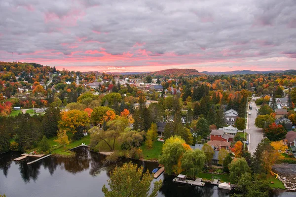 Красивый Город Окруженный Холмами Покрытыми Лиственными Лесами Пике Осенних Красок — стоковое фото
