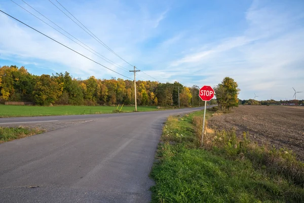 선셋의 버려진 시골길 교차하는 교차로에서 표지판을 멈춰라 캐나다 — 스톡 사진