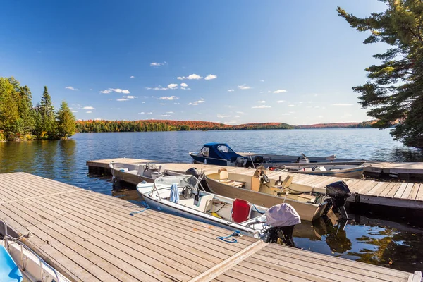 Boats Tied Wooden Jetties Small Harbour Beautiful Lake Surrounded Forest — Stock Photo, Image